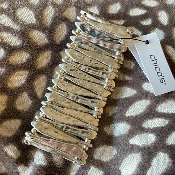 🌷HOST PICK🌷 NWT Chico’s Silvertone Stretch Cuff Bracelet - Picture 5 of 7